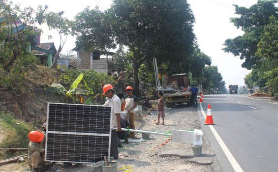 Dishub Provinsi Lampung Pasang Lampu Jalan Jalinsum