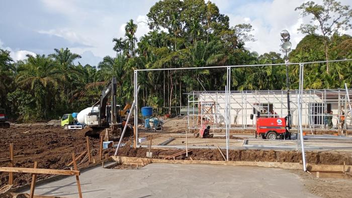 HUNIAN KORBAN BANJIR - Sejumlah anggota TNI dan pekerja melakukan pembangunan hunian sementara (huntara) bagi korban banjir dan longsor di Kabupaten Agam, Sumatera Barat, Minggu (28/12/2025). BNPB menambah tukang dan menerapkan kerja dua shift demi percepatan ribuan unit hunian warga terdampak.