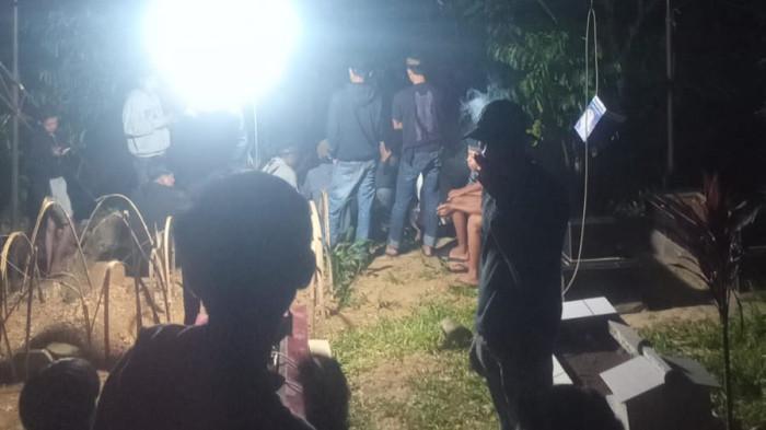 PENGAMANAN MAKAM - Pengamanan makam Gita oleh warga Batu Bandung menjelang autopsi. Menjelang proses autopsi, makam Gita yang berada di Tempat Pemakaman Umum (TPU) dijaga ketat selama tiga malam berturut-turut oleh warga dan pemuda setempat.