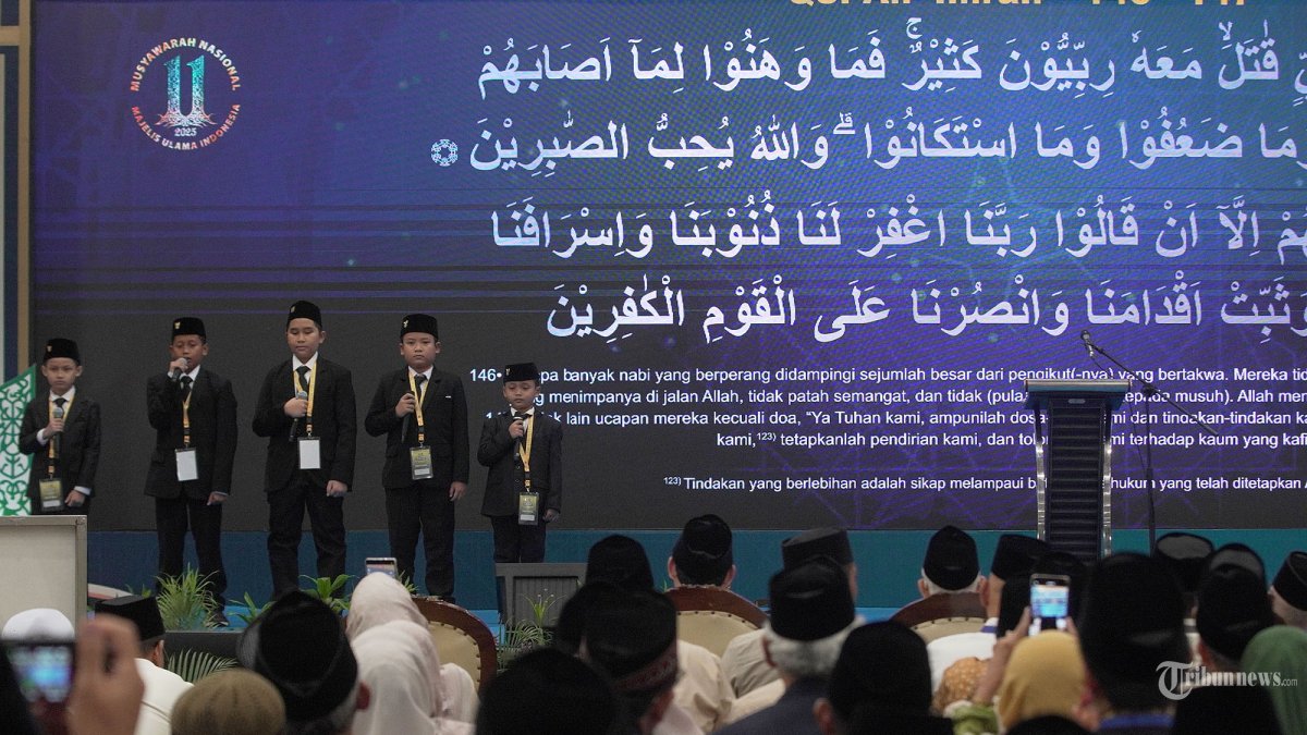 MUNAS MUI - Anak-anak penghafal alquran membaca surat Ali Imran 146- 147 pada acara Musyawarah Nasional (Munas) XI Majelis Ulama Indonesia (MUI) Pusat di Hotel Mercure Ancol, Jakarta Utara, Kamis (20/11/2025). Munas XI MUI Pusat dengan agenda utama Munas adalah memilih ketua umum MUI 2025-2030.  Sebelum prosesi pemilihan ketua umum, Munas XI MUI akan menggelar sejumlah sidang pleno yang mendiskusikan dan mengangkat berbagai macam tema yang akan berlangsung pada 20 hingga 23 November 2025. Tribunnews/Jeprima