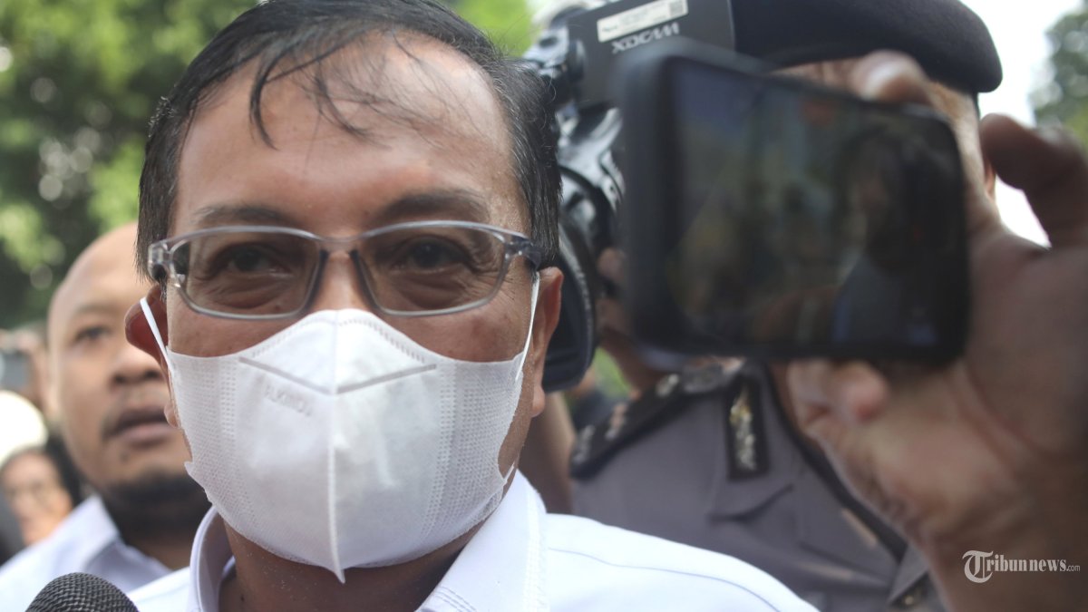 PEMERIKSAAN KPK - Sekretaris Utama (Sestama) Badan Nasional Penanggulangan Bencana (BNPB) Rustian berjalan meninggalkan Gedung KPK usai menjalani pemeriksaan di Jakarta, Rabu (14/10/2026). Rustian diperiksa saksi dan tidak ditahan usai terjaring operasi tangkap tangan (OTT) terkait dugaan tindak pidana korupsi di lingkungan BNPB. TRIBUNNEWS/IRWAN RISMAWAN