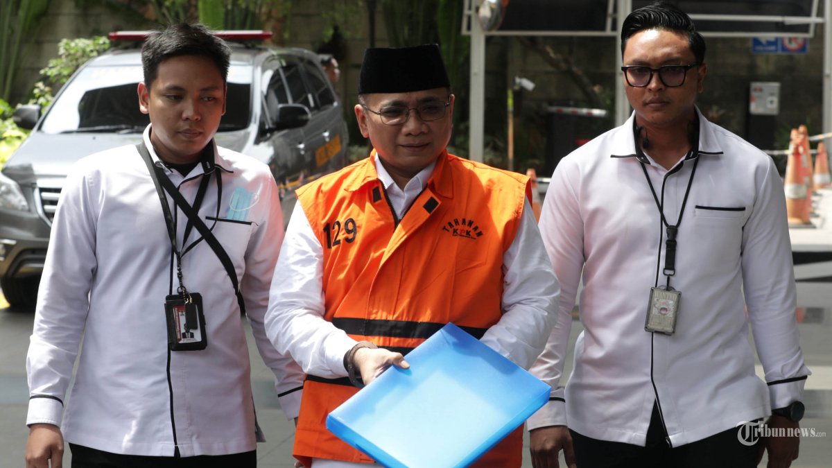 JALANI PEMERIKSAAN - Tersangka kasus dugaan korupsi kuota haji dan penyelenggaraan ibadah haji Yaqut Cholil Qoumas tiba untuk menjalani pemeriksaan di Gedung Merah Putih KPK, Jakarta, Selasa (24/3/2026). Pemeriksaan tersebut untuk mendalami dan melengkapi berkas penyidikan terkait kasus dugaan korupsi kuota haji tahun 2023-2024. TRIBUNNEWS/IRWAN RISMAWAN