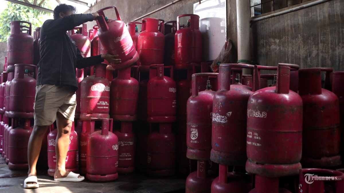 Petugas memindahkan tabung Liquefied Petroleum Gas (LPG) di kawasan Pasar Rebo, Jakarta, Minggu (5/4/2026). Menteri Energi dan Sumber Daya Mineral (ESDM) Bahlil Lahadalia menegaskan bahwa stok energi nasional saat ini, termasuk LPG, masih berada di atas batas aman di tengah dinamika geopolitik global. Sehingga harga di agen masih stabil dan tidak ada lonjakan pesanan. Lebih lanjut, gas subsidi 3 kilogram diharga Rp17.000, Bright 5,5 kilogram seharga Rp90.000, serta Bright 12 kilogram yakni Rp192.000 per tabung. TRIBUNNEWS/IRWAN RISMAWAN