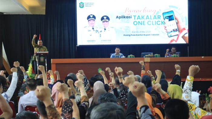DIGITALISASI LAYANAN PUBLIK - Pemerintah Kabupaten Takalar mendorong digitalisasi layanan publik melalui peluncuran aplikasi Takalar One Click. Aplikasi yang merupakan inovasi Bidang Informatika Dinas Komunikasi, Informatika, Statistik dan Persandian Kabupaten Takalar tersebut resmi diluncurkan di Ruang Pola Kantor Bupati Takalar pada Kamis (21/5/2026).