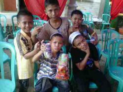 Tradisi Anak-anak Mengumpulkan Duit dan Bingkisan Idul Fitri
