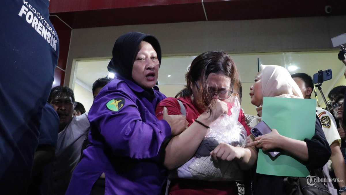 TABRAKAN MAUT KERETA - Keluarga korban kecelakaan kereta di Bekasi Timur mendatangi kamar jenazah Rumah Sakit Polri, Jakarta, Selasa (28/4/2026). telah mengidentifikasi 10 jenazah korban kecelakaan kereta api di Bekasi Timur dan telah diserahkan kepada keluarga untuk proses pemakaman. TRIBUNNEWS/IRWAN RISMAWAN
