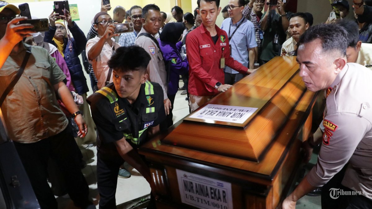 TABRAKAN MAUT KERETA - Petugas membawa peti jenazah Nur Ainia Eka ke mobil jenazah di Rumah Sakit Polri, Jakarta, Selasa (28/4/2026). telah mengidentifikasi 10 jenazah korban kecelakaan kereta api di Bekasi Timur dan telah diserahkan kepada keluarga untuk proses pemakaman. TRIBUNNEWS/IRWAN RISMAWAN