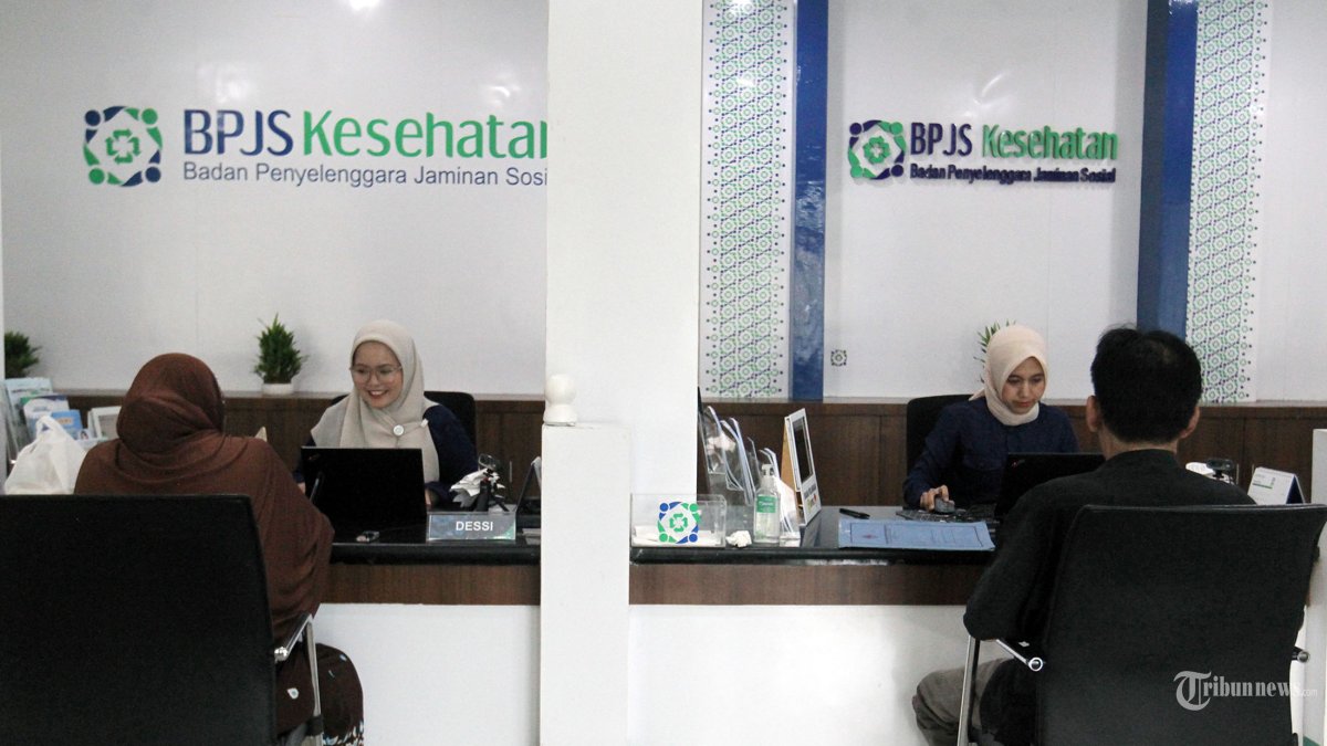 IURAN BPJS KESEHATAN - Petugas melayani peserta program BPJS Kesehatan di Kantor Cabang Medan, Kamis (6/11/2025). Pemerintah berencana akan melakukan pemutihan tunggakan iuran peserta Badan Penyelenggara Jaminan Sosial (BPJS) Kesehatan yang dilaksanakan pada akhir 2025. TRIBUN MEDAN/DANIL SIREGAR