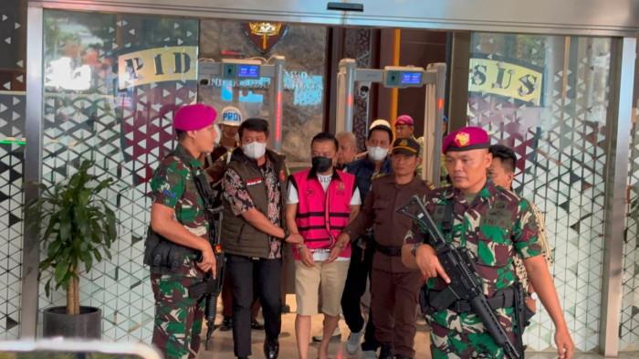 PENAHANAN DON RITTO – Tersangka dugaan tindak pidana pencucian uang (TPPU) dan korupsi PT Asabri, Don Ritto, mengenakan rompi tahanan merah muda milik Kejaksaan Agung usai pelimpahan perkara di Gedung Bundar Jampidsus, Jakarta, Jumat (17/7/2026). Pelimpahan tersangka dan barang bukti menandai penanganan perkara memasuki tahap penuntutan di Kejaksaan Agung.