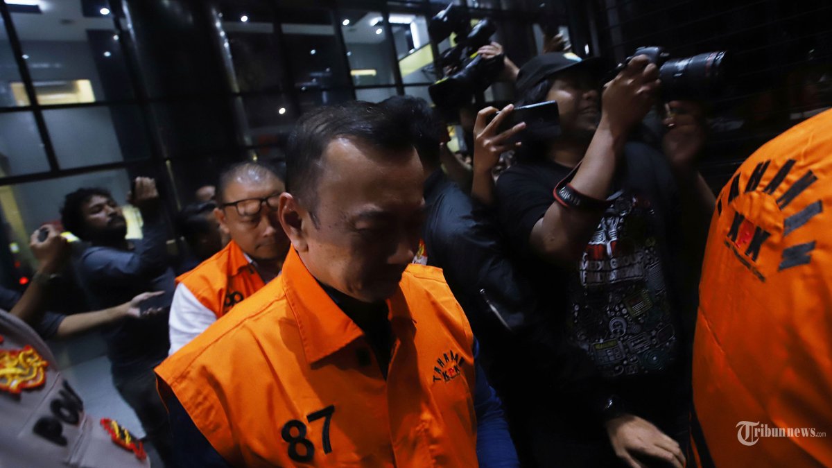 PENAHANAN - Para tersangka kasus dugaan korupsi terkait importasi barang di Direktorat Jenderal Bea Cukai (DJBC) mengenakan rompi orange keluar dari Gedung Merah Putih KPK, Jakarta Selatan, Kamis (5/2/2026). Enam tersangka tersebut adalah Rizal (RZL) selaku Direktur Penindakan dan Penyidikan Ditjen Bea Cukai periode 2024-Januari 2026, Sisprian Subiaksono (SIS) selaku Kepala Subdirektorat Intelijen Penindakan dan Penyidikan Ditjen Bea Cukai, dan Orlando Hamongan (ORL) selaku Kepala Seksi Intelijen Ditjen Bea Cukai. Dari pihak swasta, KPK menetapkan John Field (JF) selaku pemilik PT Blueray, Andri (AND) selaku Ketua Tim Dokumen Importasi PT Blueray, dan Dedy Kurniawan (DK) selaku Manajer Operasional PT Blueray. Tribunnews/Jeprima