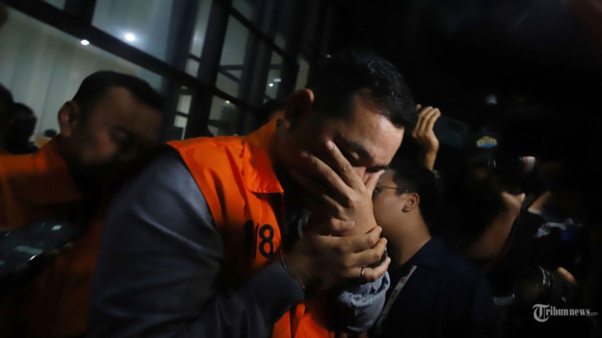 PENAHANAN - Para tersangka kasus dugaan korupsi terkait importasi barang di Direktorat Jenderal Bea Cukai (DJBC) mengenakan rompi orange keluar dari Gedung Merah Putih KPK, Jakarta Selatan, Kamis (5/2/2026). Enam tersangka tersebut adalah Rizal (RZL) selaku Direktur Penindakan dan Penyidikan Ditjen Bea Cukai periode 2024-Januari 2026, Sisprian Subiaksono (SIS) selaku Kepala Subdirektorat Intelijen Penindakan dan Penyidikan Ditjen Bea Cukai, dan Orlando Hamongan (ORL) selaku Kepala Seksi Intelijen Ditjen Bea Cukai. Dari pihak swasta, KPK menetapkan John Field (JF) selaku pemilik PT Blueray, Andri (AND) selaku Ketua Tim Dokumen Importasi PT Blueray, dan Dedy Kurniawan (DK) selaku Manajer Operasional PT Blueray. Tribunnews/Jeprima