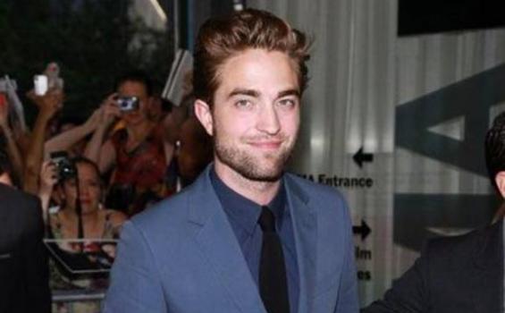 Senyum Robert Pattinson Usai Diselingkuhi Kristen Stewart
