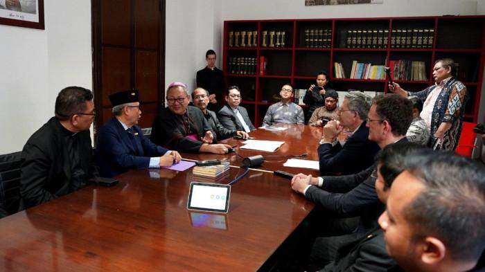 Penandatanganan penggunaan secara resmi Bahasa Indonesia di Vatican News,