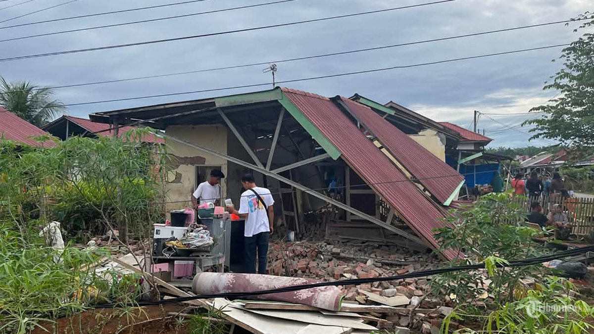 GEMPA BENGKULU - Suasana penanganan pascagempa magnitude 6,0 Bengkulu oleh tim gabungan BPBD, TNI, Polri di lokasi terdampak, serta pemberian bantuan untuk warga terdampa bencana gempa bumi, Sabtu (24/5/2025). 