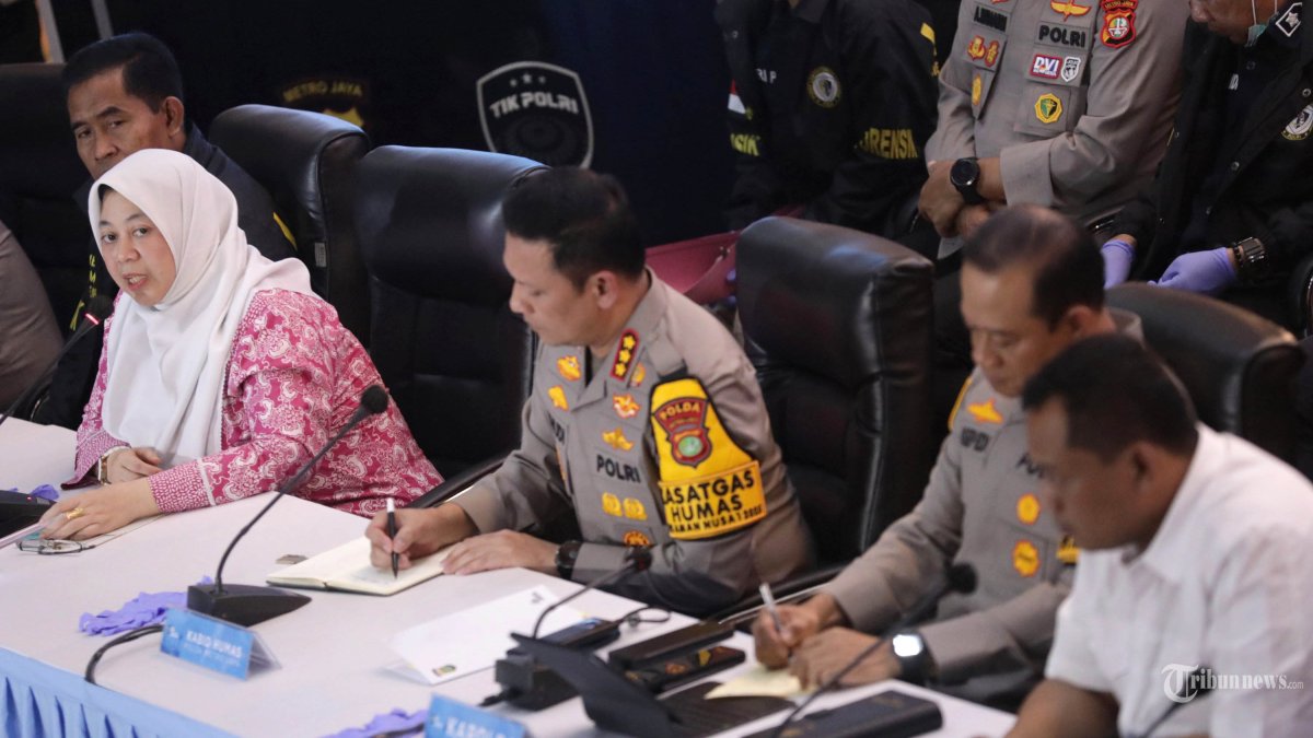 LEDAKAN SMAN 72 - Kapolda Metro Jaya Irjen Pol Asep Edi Suheri (kedua kanan) didampingi Kabid Humas Polda Metro Jaya Kombes Pol Budi Hermanto (kedua kiri), Dirreskrimum Polda Metro Jaya Kombes Pol Iman Imanuddin (kanan) dan Ketua KPAI Margaret Aliyatul Maimunah (kiri) memberikan keterangan saat konferensi pers penanganan kasus ledakan di SMA Negeri 72 Jakarta di Gedung Promoter Polda Metro Jaya, Jakarta, Selasa (11/11/2025). Polda Metro Jaya menetapkan satu tersangka yang merupakan siswa dalam insiden ledakan yang terjadi di SMA Negeri 72 Jakarta dan Polda Metro Jaya menyebutkan bahwa tersangka tidak terafiliasi dengan jaringan teror. TRIBUNNEWS/IRWAN RISMAWAN