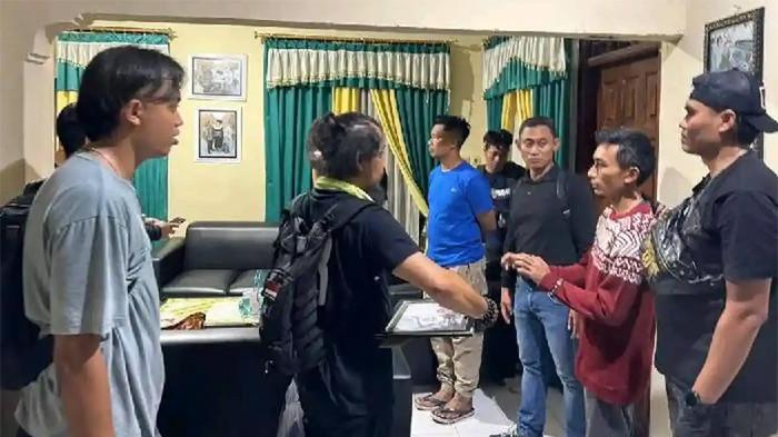 ANAK BAKAR IBU - Bara Primario (33), pelaku pembunuhan dan pembakaran ibu kandungnya, Yeni Rudi Astuti (60) di Sekotong, Lombok Barat saat diamankan tim Jatanras Ditreskrimun Polda NTB, Senin (26/1/2026) malam.