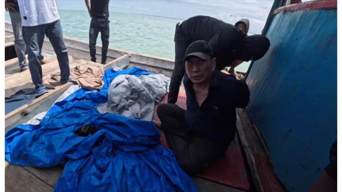 PENANGKAPAN BANDAR NARKOBA - Penangkapan bandar narkoba KE alias Koh Erwin saat akan melarikan diri ke Malaysia melalui Tanjung Balai, Sumatra Utara.Koh Erwin terlibat memberikan uang hingga narkoba ke eks Kapolres Bima Kota AKBP Didik Putra Kuncoro.
