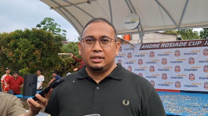 caption: ANDRE ROSIADE - Penasihat tim Semen Padang FC, Andre Rosiade saat diwawancarai usai menutup turnamen Andre Rosiade Cup Jilid 2 di Asiop Training Ground, Sentul, Bogor, Sabtu (30/8/2025). Tribunnews/Abdul Majid