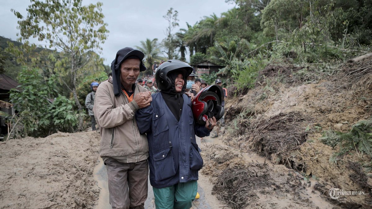 PENCARIAN KORBAN - Seorang perempuan menangis di lokasi bencana di Kabupaten Tapanuli Utara, Sumatera Utara, Indonesia, 28 November 2025. Jumlah korban jiwa akibat banjir dan tanah longsor yang melanda Aceh, Sumatera Utara, dan Sumatera Barat di Indonesia telah meningkat menjadi 164 orang, dengan 79 orang masih hilang dan 12 lainnya luka-luka, kata Badan Nasional Penanggulangan Bencana (BNPB) pada hari Jumat. (Photo by Gatha Ginting/Xinhua)