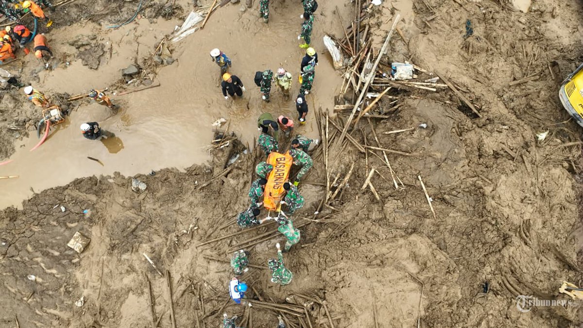 LONGSOR CISARUA - Tim SAR gabungan dibantu dengan alat berat melakukan pencarian korban bencana tanah longsor di Desa Pasirlangu, Cisarua, Kabupaten Bandung Barat, Jawa Barat, Senin (26/1/2026). Berdasarkan data tim Disaster Victim Identification (DVI) Polda Jawa Barat hingga Senin (26/1) pukul 16.57 WIB, jumlah korban bencana tanah longsor yang berhasil ditemukan sebanyak 34 jenazah dan 20 diantaranya telah berhasil diidentifikasi. TRIBUNNEWS/HO