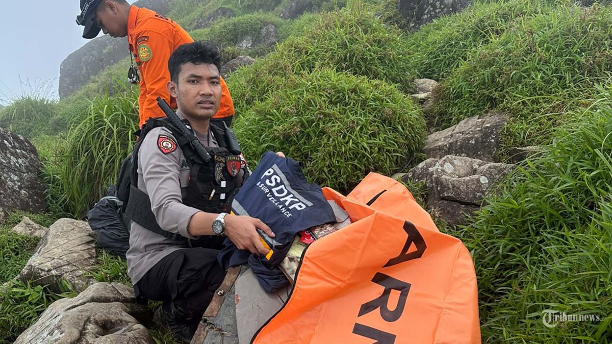 KECELAKAAN PESAWAT - Tim gabungan dari TNI, Polri, Basarnas, dan relawan terus melakukan pencarian serpihan dan korban pesawat ATR-42-500 di kawasan pegunungan Leang-Leang Kabupaten Maros, Sulawesi Selatan. TRIBUNNEWS/HO
