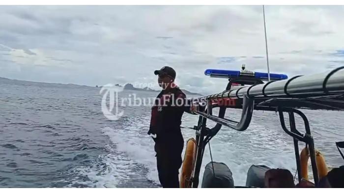 PENCARIAN KORBAN - Kapal Speedboat KSOP Labuan Bajo menyisir hingga ke sisi selatan Pulau Komodo untuk mencari satu korban Kapal tenggelam, Rabu 7 Januari 2026. Pencarian korban tenggelamnya KM Putri Sakinah diperpanjang dua hari, mulai Kamis (8/1/2025).