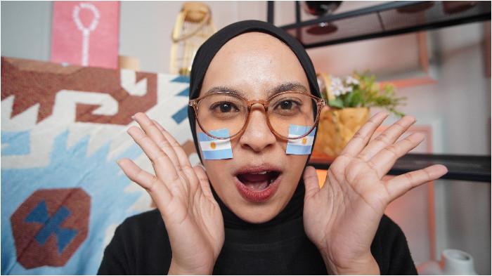 PENDUKUNG ARGENTINA - Wanita asal Boyolali mengenakan stiker Argentina di wajah sebagai bentuk dukungan dalam Piala Dunia 2026, di Kota Solo, Jawa Tengah, Senin (15/6/2026).(Tribun-Video.com/Akmal Khoirul Habib)