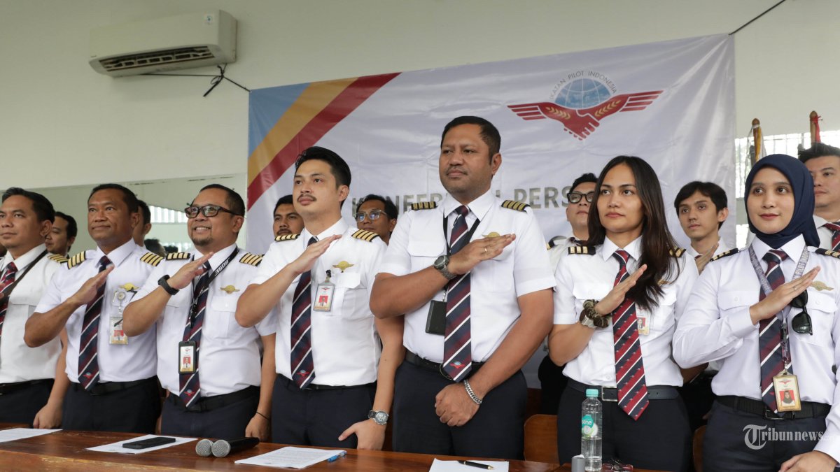 PENEMBAKAN PILOT - Ketua Ikatan Pilot Indonesia Captain Muammar Reza Nugraha bersama Anggota Ikatan Pilot Indonesia berfoto bersama usai memberikan keterangan terkait insiden tewasnya pilot Smart Air yang ditembak di Boven Digoel di Tangerang Selatan, Banten, Kamis (12/2/2026). Ikatan Pilot Indonesia mengecam dan mengutuk keras tragedi penembakan terhadap pilot dan kopilot pesawat Smart Air, Captain Egon Erawan dan Captain Baskoro Adi Anggoro di Bandara Koroway Batu, Boven Digoel, Papua Selatan yang menyebabkan keduanya meninggal dunia. Dan atas kejadian tersebut Ikatan Pilot Indonesia meminta kepada pemerintah untuk menjamin dan memastikan keamanan penerbangan khususnya di daerah dengab resiko keamanan tinggi. TRIBUNNEWS/IRWAN RISMAWAN