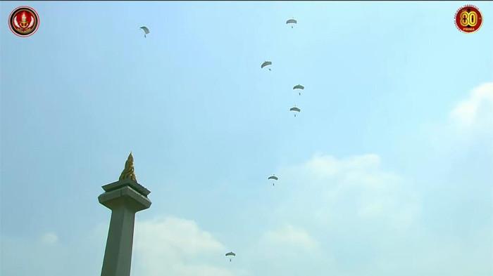 HUT TNI - Sebanyak 80 penerjun militer memenuhi langit kawasan Silang Monas Jakarta Pusat pada Puncak Peringatan HUT Ke-80 TNI, Minggu (5/10/2025).