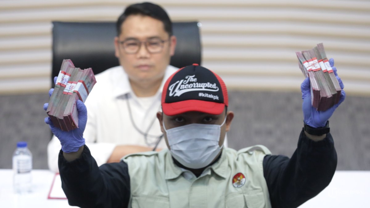 OTT KPK - Petugas menunjukkan barang bukti berupa uang saat konferensi pers operasi tangkap tangan (OTT) Pengadilan Negeri Depok di Gedung KPK, Jakarta, Jumat (6/2/2026) malam. KPK resmi menetapkan 5 orang tersangka yakni Ketua Pengadilan Negeri Depok I Wayan Eka Mariarta, Wakil Ketua Pengadilan Negeri Depok Bambang Setyawan, Juri Sita Pengadilan Negeri Depok Yohansyah Muaranaya, Direktur Utama PT Karabha Digdaya Trisnadi Yulrisman dan Head Corporate Legal PT KD Berliana Tri Kusuma dab mengamankan barang bukti sejumlah Rp 850 juta terkait kasus dugaan penerimaan atau janji dalam pengurusan sengketa lahan di Pengadilan Negeri Depok. TRIBUNNEWS/IRWAN RISMAWAN