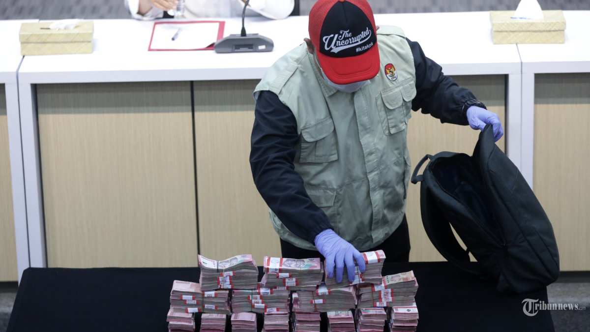 OTT KPK - Petugas menunjukkan barang bukti berupa uang saat konferensi pers operasi tangkap tangan (OTT) Pengadilan Negeri Depok di Gedung KPK, Jakarta, Jumat (6/2/2026) malam. KPK resmi menetapkan 5 orang tersangka yakni Ketua Pengadilan Negeri Depok I Wayan Eka Mariarta, Wakil Ketua Pengadilan Negeri Depok Bambang Setyawan, Juri Sita Pengadilan Negeri Depok Yohansyah Muaranaya, Direktur Utama PT Karabha Digdaya Trisnadi Yulrisman dan Head Corporate Legal PT KD Berliana Tri Kusuma dab mengamankan barang bukti sejumlah Rp 850 juta terkait kasus dugaan penerimaan atau janji dalam pengurusan sengketa lahan di Pengadilan Negeri Depok. TRIBUNNEWS/IRWAN RISMAWAN