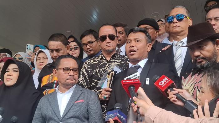 GELAR PERKARA KHUSUS - Pengacara Roy Suryo Cs, Ahmad Khozinudin menghadiri gelar perkara khusus kasus dugaan ijazah palsu Presiden ke-7 RI Joko Widodo di Mapolda Metro Jaya, Jakarta Selatan, Senin (15/12/2025). (Tribunnews.com/Reynas Abdila)