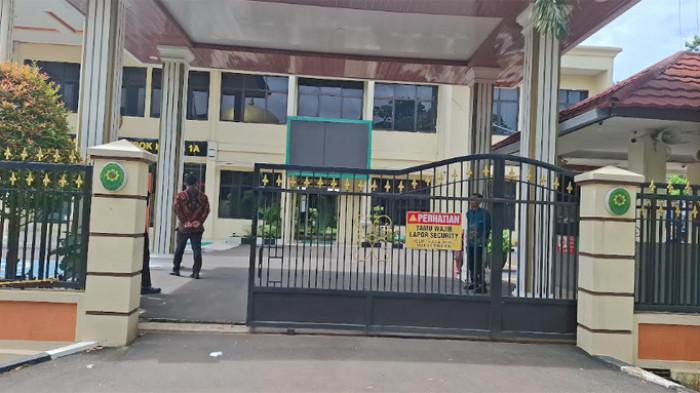 OTT KPK - Situasi Pengadilan Negeri Depok terlihat sepi usai Komisi Pemberantasan Korupsi (KPK) melakukan Operasi Tangkap Tangan (OTT) Wakil Ketua Pengadilan Negeri (PN) Depok, Bambang Setyawan (BS), bersama sejumlah pihak lainnya pada Jumat (6/2/2026). Terlihat pengamanan diperketat.