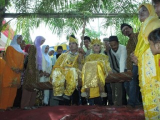 Asyiknya Ritual Ayun Pengantin Suku Anak Dalam