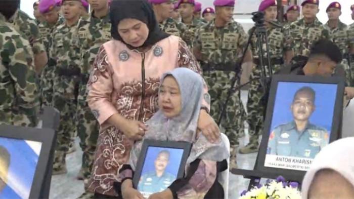 KORBAN TANAH LONGSOR - Pangkormar Letjen TNI Mar Endi Supardi memimpin acara penganugerahan KPLB kepada 23 perajurit Marinir korban longsor di Cisarua, Bandung Barat, Jawa Barat di Kesatrian Marinir Hartono Cilandak, Jumat (30/1/2026). (HO/Tangkapan Layar Video Dinas Penerangan TNI AL)