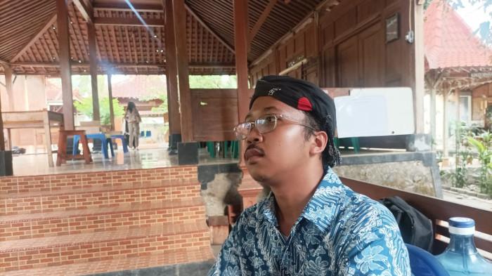 PENGGERAK DESA WISATA - Ahmad Bachtiar (26), tokoh muda yang kini turut aktif menggerakkan Desa Wisata Wukirsari saat ditemui di sela-sela acara Workshop dan Lomba Jurnalisme Feature yang digelar Astra bersama Indonesian Institute of Journalism (IIJ), Senin (20/10/2025).