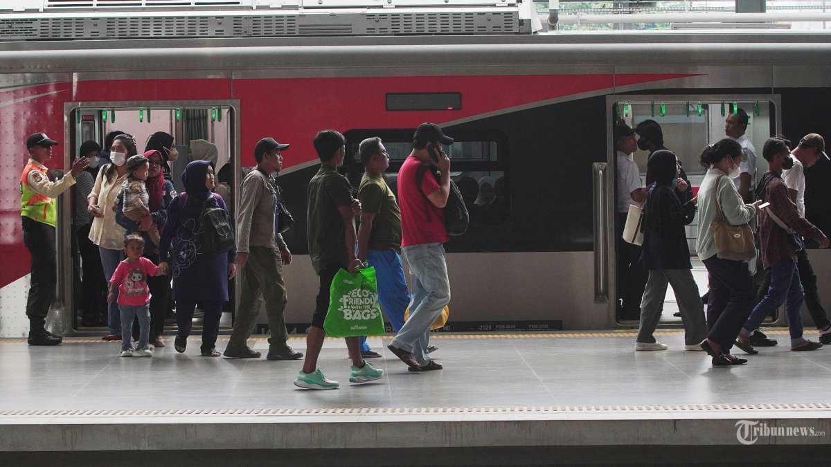 ILUSTRASI KEGIATAN HARIAN - Suasana penumpang KRL Commuter Line Jabodetabek di Stasiun Tanah Abang, Jakarta Pusat, Senin (17/11/2025). 