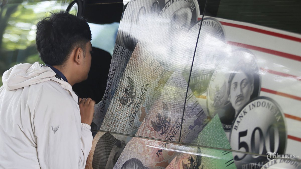 PENUKARAN UANG BARU - Sejumlah warga mengantre untuk menukarkan uang rupiah baru di Stasiun Gambir, Jakarta Pusat, Senin (16/3/2026). Menjelang Hari Raya Idulfitri 1447 Hijriah, kebutuhan masyarakat terhadap uang rupiah layak edar diperkirakan meningkat. Untuk mengantisipasi hal tersebut, Bank Indonesia kembali menghadirkan layanan kas keliling yang menyediakan uang pecahan baru mulai dari Rp1.000, Rp2.000, Rp5.000, Rp10.000 hingga Rp20.000. Tribunnews/Jeprima