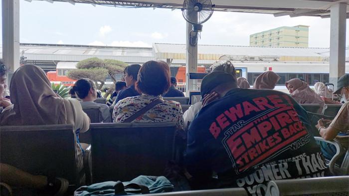 PERJALANAN PARAHYANGAN TERTUNDA - Perjalanan KA Parahyangan 137 dari Stasiun Bandung (BD) ke Stasin Gambir (GMR) pada Minggu (3/8/2025) siang tertunda hingga lebih dari satu jam. Para penumpang di ruang tunggu stasiun.