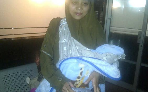 Seorang Ibu dan Bayinya Ikut Terlantar di Bandara