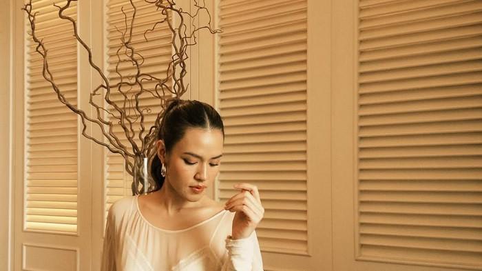 RAISA ANDRIANA PAMER TAS - Sebelum mengajukan gugatan cerai, sebenarnya Raisa sempat mengunggah fotonya di media sosial Instagram. Ia mengunggah sedang berpose mengenakan pakaian serba putih dan tampak memamerkan tas jinjing merek Chloe Paddington Bag Grained Leather berwarna hitam dengan hiasan gembok emas.

Foto tersebut Raisa unggah pada Selasa(21/10/2025). 