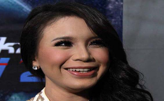 Rossa Rajin Berzikir untuk Keselamatan Korban Gempa
