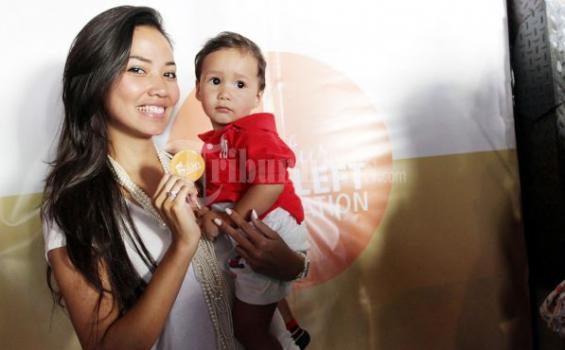 Begini Repotnya Shanty Kalau Naik Pesawat Bareng Anak