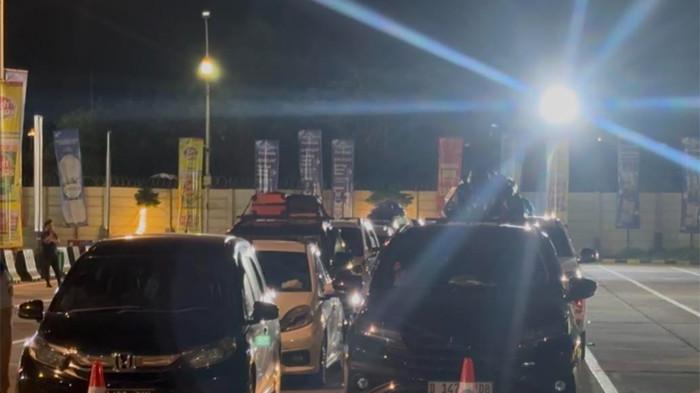 PEMUDIK DI PELABUHAN MERAK - Kendaraan pribadi mengantre untuk memasuki kapal feri di Dermaga Eksekutif Pelabuhan Merak, Cilegon, Banten, Minggu (15/3/2026). Memasuki H-5 Lebaran 2026, arus mudik menuju Pulau Sumatra terpantau ramai lancar. 