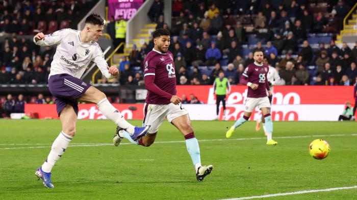 MENENDANG BOLA - Penyerang Manchester United, Benjamin Sesko menendang bola ke arah gawang Burnley pada pekan ke-21 Liga Inggris di Turf Moor, Kamis (8/1/2026) dini hari WIB. Brace Sesko gagal menangkan Setan Merah, hasil Burnley vs MU imbang 2-2.