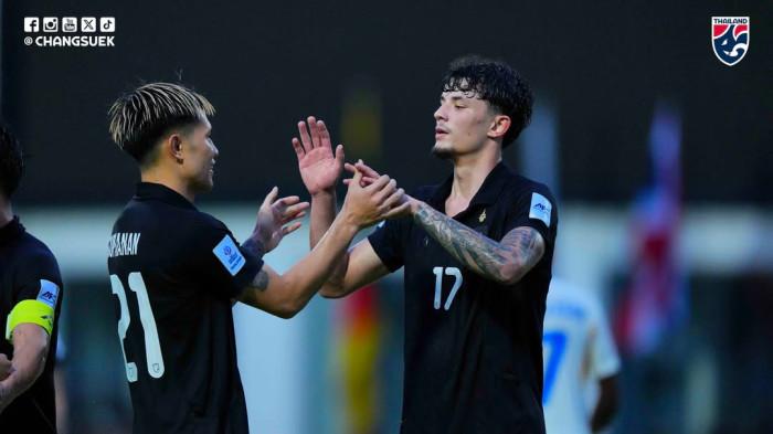 SELEBRASI - Penyerang Thailand, Jude Soonsup-Bell (kanan) merayakan gol bersama rekannya saat melawan Sri Lanka pada pertandingan lanjutan Kualifikasi Piala Asia 2027, pada Selasa (18/11/2025) malam WIB.