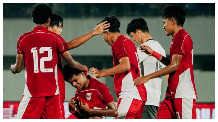 SELEBRASI - Perayaan pemain Timnas U17 Indonesia setelah Chico Jericho mencetak gol ke gawang China pada laga uji coba yang berlangsung di Stadion Indomilk Arena, Tangerang, Rabu (11/2) malam WIB.