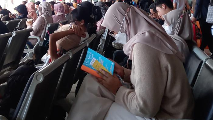 PERJALANAN PARAHYANGAN TERTUNDA - Perjalanan KA Parahyangan 137 dari Stasiun Bandung (BD) ke Stasin Gambir (GMR) pada Minggu (3/8/2025) siang tertunda hingga lebih dari satu jam. Para penumpang di ruang tunggu stasiun.