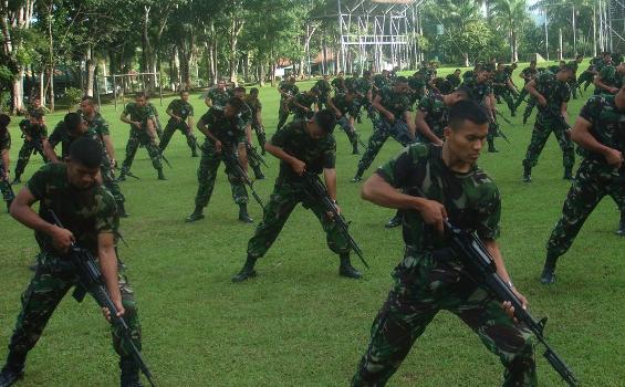 Foto: Perkelahian Sangkur Mematikan ala Linud-502 Kostrad