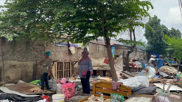 WARGA TEPERDAYA - Permukiman atau hunian warga di bantaran rel Pasar Senen, Jakarta Pusat dibongkar secara mendadak, Jumat (27/3/2026) hingga menyisakan puing-puing dan memaksa warga mencari tempat tinggal sementara. Padahal kurang dari 24 jam sebelumnya atau Kamis (26/3/2026) siang, warga sempat didatangi Presiden Prabowo Subianto dan berebutan untuk salamam, hingga terbersit harapan akan adanya perbaikan nasib, namun nyatanya tidak